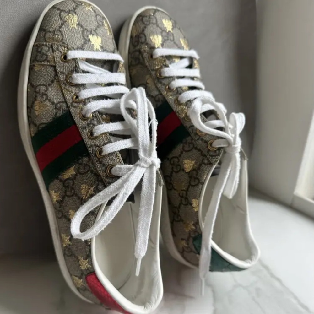Gucci Mens Beige Sneakers with Red and Green Accents